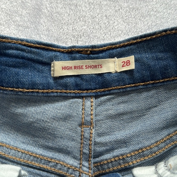 Levi’s High Rise Shorts - Picture 3 of 4